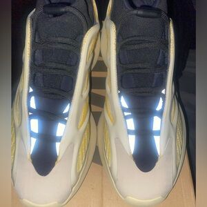 Mens Yeezy 700 V3 in Safflower.